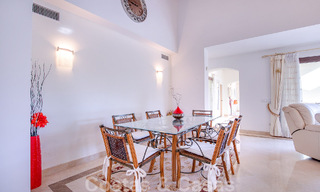 Villa andalouse indépendante à vendre avec un grand potentiel, située en position élevée et entourée de terrains de golf à Benahavis - Marbella 49587 