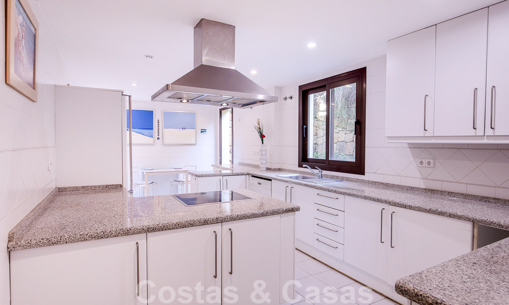 Villa andalouse indépendante à vendre avec un grand potentiel, située en position élevée et entourée de terrains de golf à Benahavis - Marbella 49589