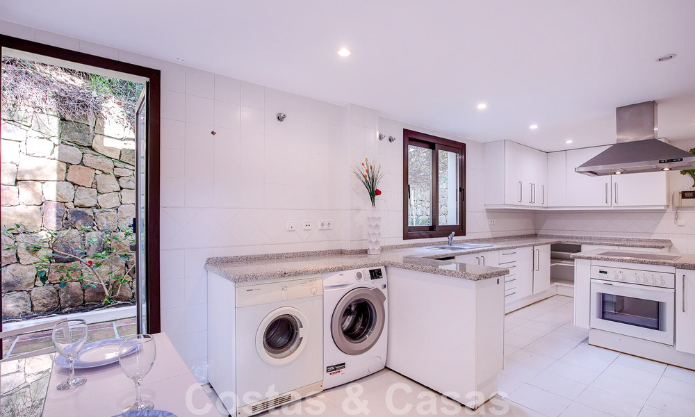 Villa andalouse indépendante à vendre avec un grand potentiel, située en position élevée et entourée de terrains de golf à Benahavis - Marbella 49590