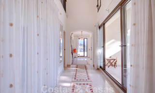 Villa andalouse indépendante à vendre avec un grand potentiel, située en position élevée et entourée de terrains de golf à Benahavis - Marbella 49591 