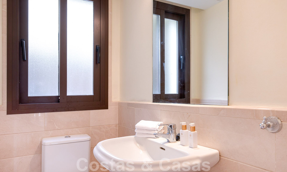 Villa andalouse indépendante à vendre avec un grand potentiel, située en position élevée et entourée de terrains de golf à Benahavis - Marbella 49592