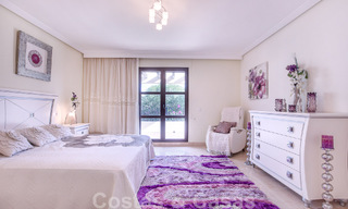 Villa andalouse indépendante à vendre avec un grand potentiel, située en position élevée et entourée de terrains de golf à Benahavis - Marbella 49593 