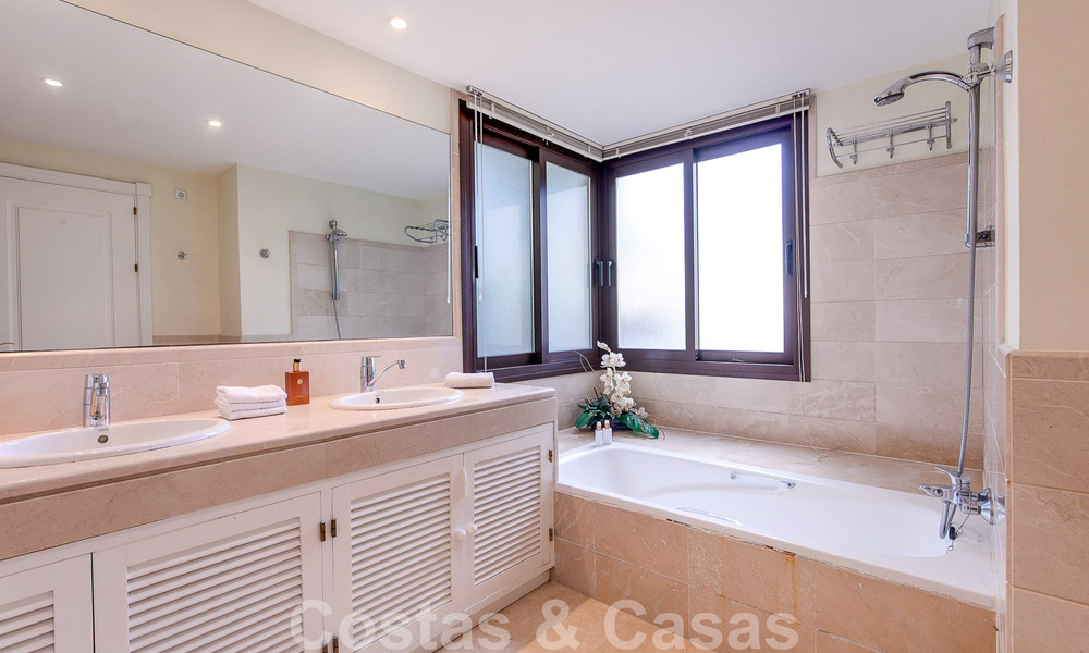 Villa andalouse indépendante à vendre avec un grand potentiel, située en position élevée et entourée de terrains de golf à Benahavis - Marbella 49595