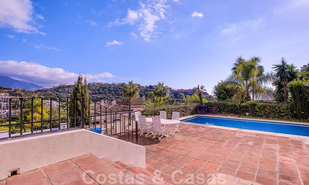 Villa andalouse indépendante à vendre avec un grand potentiel, située en position élevée et entourée de terrains de golf à Benahavis - Marbella 49596