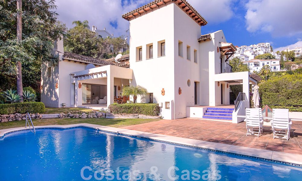Villa andalouse indépendante à vendre avec un grand potentiel, située en position élevée et entourée de terrains de golf à Benahavis - Marbella 49597