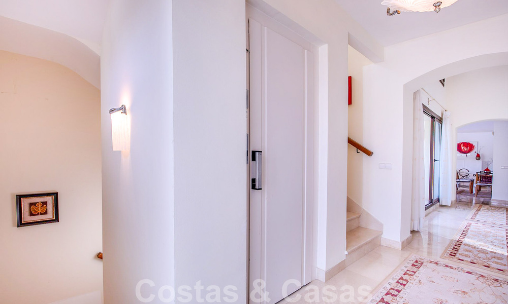 Villa andalouse indépendante à vendre avec un grand potentiel, située en position élevée et entourée de terrains de golf à Benahavis - Marbella 49598