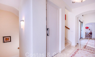 Villa andalouse indépendante à vendre avec un grand potentiel, située en position élevée et entourée de terrains de golf à Benahavis - Marbella 49598 