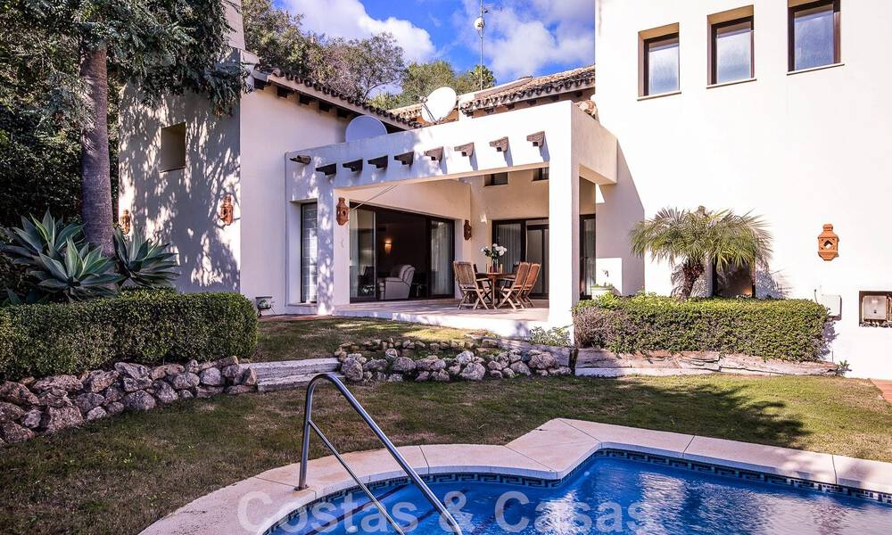 Villa andalouse indépendante à vendre avec un grand potentiel, située en position élevée et entourée de terrains de golf à Benahavis - Marbella 49599