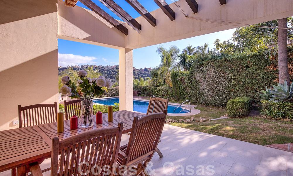 Villa andalouse indépendante à vendre avec un grand potentiel, située en position élevée et entourée de terrains de golf à Benahavis - Marbella 49601