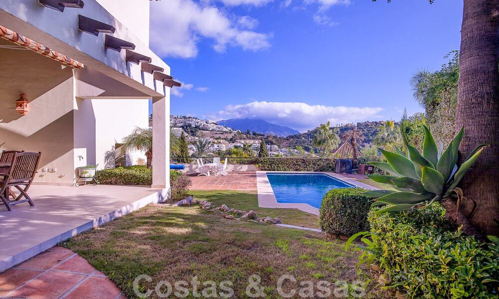 Villa andalouse indépendante à vendre avec un grand potentiel, située en position élevée et entourée de terrains de golf à Benahavis - Marbella 49602