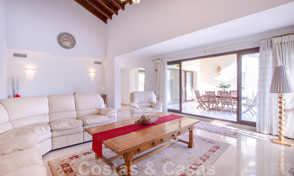 Villa andalouse indépendante à vendre avec un grand potentiel, située en position élevée et entourée de terrains de golf à Benahavis - Marbella 49603