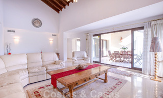 Villa andalouse indépendante à vendre avec un grand potentiel, située en position élevée et entourée de terrains de golf à Benahavis - Marbella 49603 