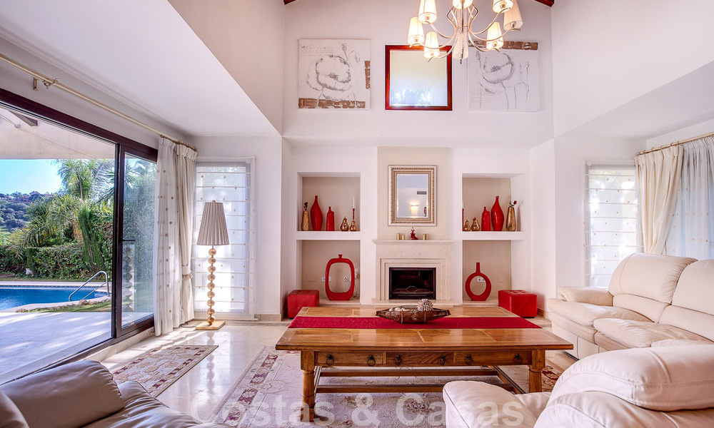 Villa andalouse indépendante à vendre avec un grand potentiel, située en position élevée et entourée de terrains de golf à Benahavis - Marbella 49604