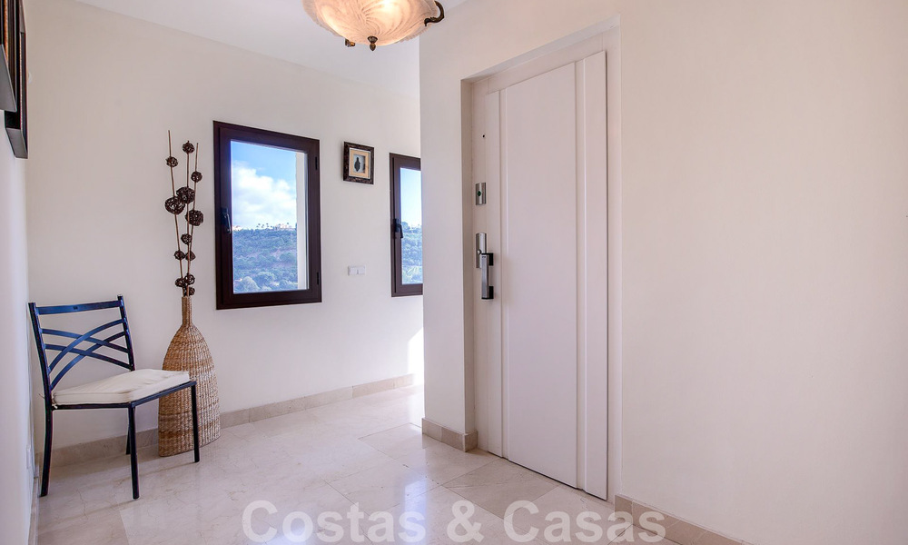 Villa andalouse indépendante à vendre avec un grand potentiel, située en position élevée et entourée de terrains de golf à Benahavis - Marbella 49606