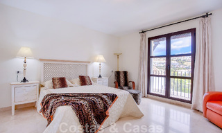 Villa andalouse indépendante à vendre avec un grand potentiel, située en position élevée et entourée de terrains de golf à Benahavis - Marbella 49607 