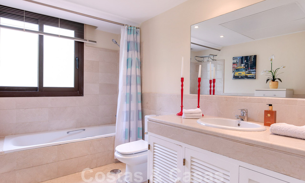 Villa andalouse indépendante à vendre avec un grand potentiel, située en position élevée et entourée de terrains de golf à Benahavis - Marbella 49608