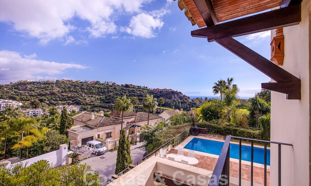 Villa andalouse indépendante à vendre avec un grand potentiel, située en position élevée et entourée de terrains de golf à Benahavis - Marbella 49609