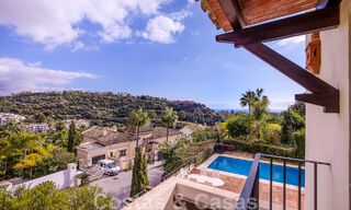 Villa andalouse indépendante à vendre avec un grand potentiel, située en position élevée et entourée de terrains de golf à Benahavis - Marbella 49609 