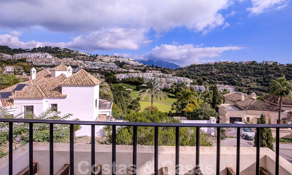 Villa andalouse indépendante à vendre avec un grand potentiel, située en position élevée et entourée de terrains de golf à Benahavis - Marbella 49610