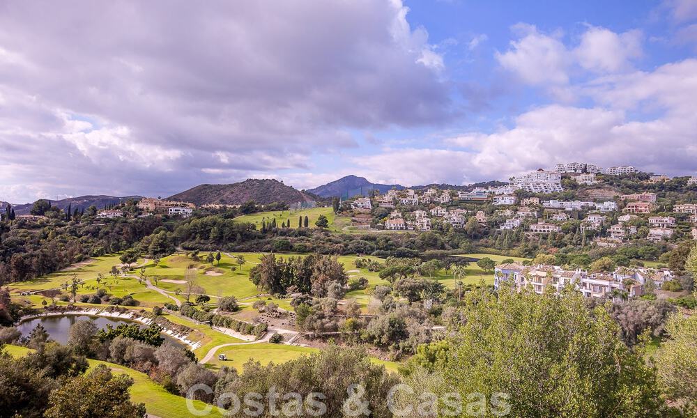 Villa andalouse indépendante à vendre avec un grand potentiel, située en position élevée et entourée de terrains de golf à Benahavis - Marbella 49611