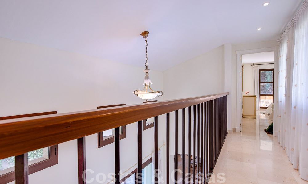 Villa andalouse indépendante à vendre avec un grand potentiel, située en position élevée et entourée de terrains de golf à Benahavis - Marbella 49612