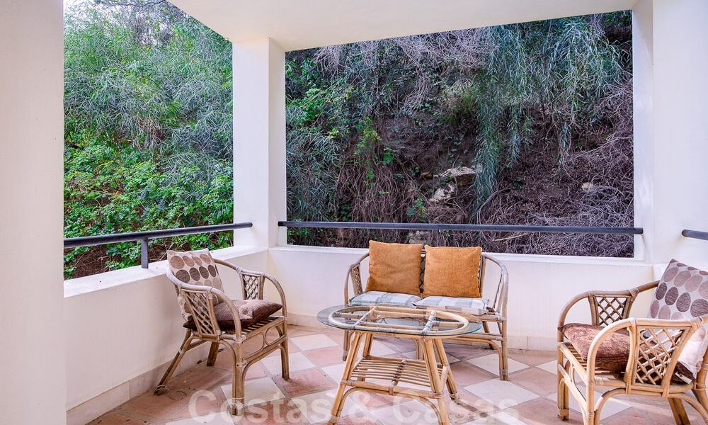 Villa andalouse indépendante à vendre avec un grand potentiel, située en position élevée et entourée de terrains de golf à Benahavis - Marbella 49614