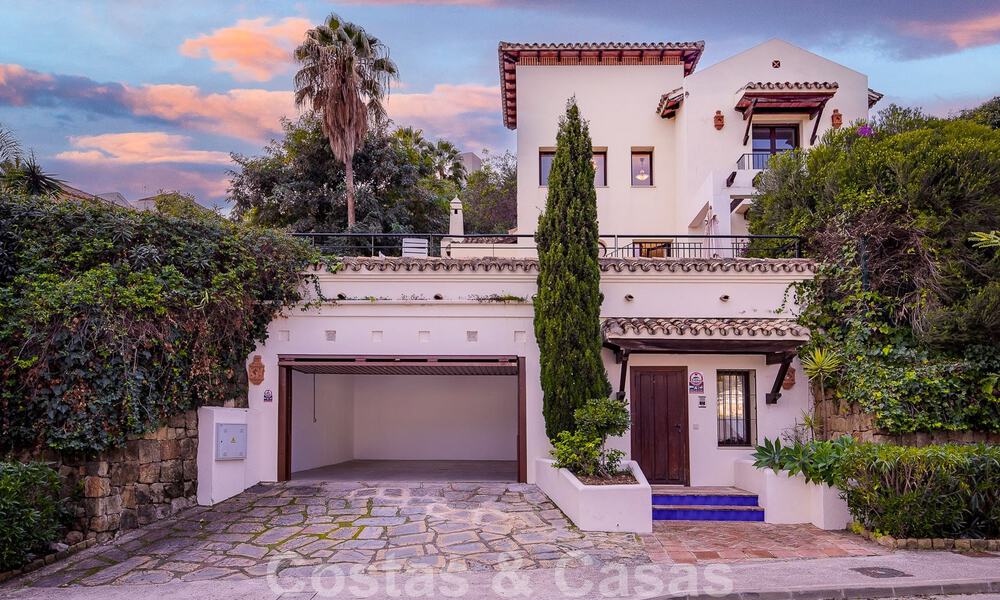 Villa andalouse indépendante à vendre avec un grand potentiel, située en position élevée et entourée de terrains de golf à Benahavis - Marbella 49617