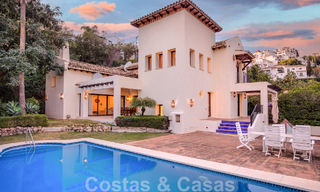 Villa andalouse indépendante à vendre avec un grand potentiel, située en position élevée et entourée de terrains de golf à Benahavis - Marbella 49618 