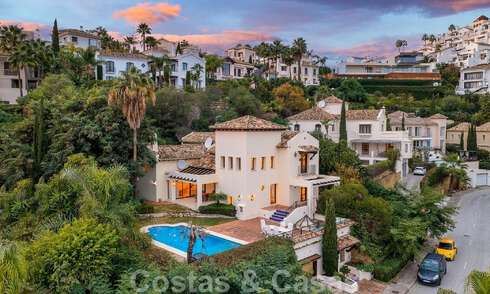 Villa andalouse indépendante à vendre avec un grand potentiel, située en position élevée et entourée de terrains de golf à Benahavis - Marbella 49619