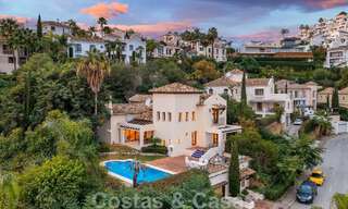 Villa andalouse indépendante à vendre avec un grand potentiel, située en position élevée et entourée de terrains de golf à Benahavis - Marbella 49619 