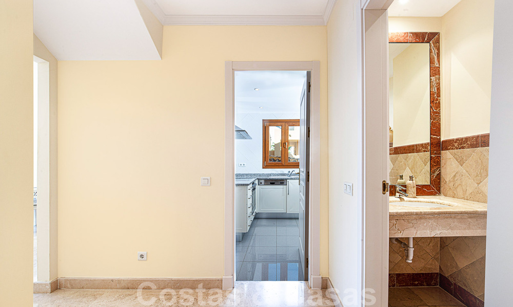 Spacieux duplex penthouse à vendre avec vue sur la mer, à proximité de toutes les commodités sur le Golden Mile de Marbella 49625