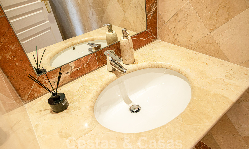 Spacieux duplex penthouse à vendre avec vue sur la mer, à proximité de toutes les commodités sur le Golden Mile de Marbella 49626