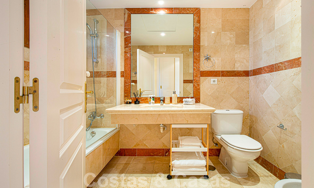 Spacieux duplex penthouse à vendre avec vue sur la mer, à proximité de toutes les commodités sur le Golden Mile de Marbella 49631