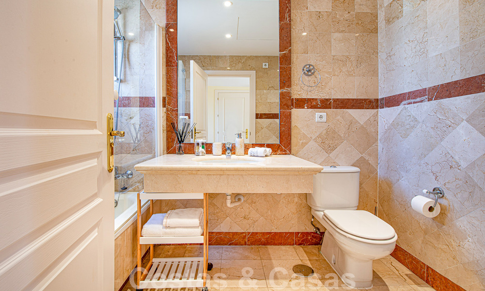 Spacieux duplex penthouse à vendre avec vue sur la mer, à proximité de toutes les commodités sur le Golden Mile de Marbella 49635