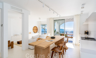 Appartement rénové en front de mer à vendre dans un complexe de plage méditerranéen avec vue panoramique sur la mer, sur la nouvelle Golden Mile entre Marbella et Estepona 49029 