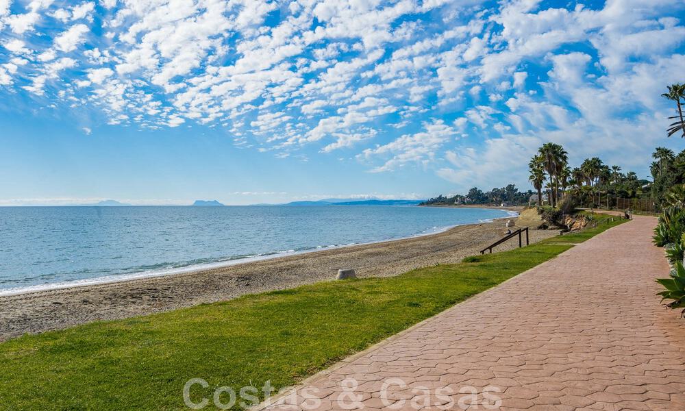 Appartement rénové en front de mer à vendre dans un complexe de plage méditerranéen avec vue panoramique sur la mer, sur la nouvelle Golden Mile entre Marbella et Estepona 49030