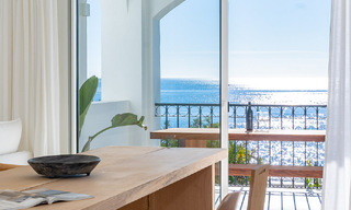 Appartement rénové en front de mer à vendre dans un complexe de plage méditerranéen avec vue panoramique sur la mer, sur la nouvelle Golden Mile entre Marbella et Estepona 49031 