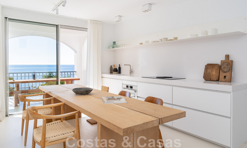 Appartement rénové en front de mer à vendre dans un complexe de plage méditerranéen avec vue panoramique sur la mer, sur la nouvelle Golden Mile entre Marbella et Estepona 49032