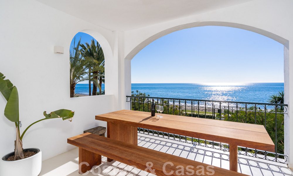 Appartement rénové en front de mer à vendre dans un complexe de plage méditerranéen avec vue panoramique sur la mer, sur la nouvelle Golden Mile entre Marbella et Estepona 49035