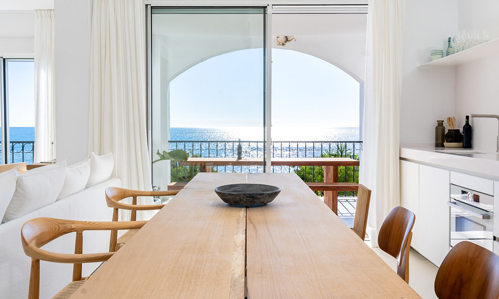 Appartement rénové en front de mer à vendre dans un complexe de plage méditerranéen avec vue panoramique sur la mer, sur la nouvelle Golden Mile entre Marbella et Estepona 49040