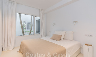 Appartement rénové en front de mer à vendre dans un complexe de plage méditerranéen avec vue panoramique sur la mer, sur la nouvelle Golden Mile entre Marbella et Estepona 49042 