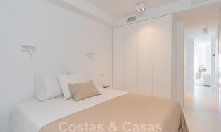 Appartement rénové en front de mer à vendre dans un complexe de plage méditerranéen avec vue panoramique sur la mer, sur la nouvelle Golden Mile entre Marbella et Estepona 49043 