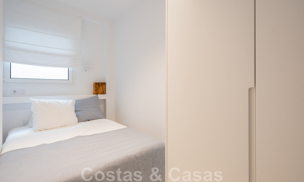 Appartement rénové en front de mer à vendre dans un complexe de plage méditerranéen avec vue panoramique sur la mer, sur la nouvelle Golden Mile entre Marbella et Estepona 49044