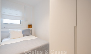 Appartement rénové en front de mer à vendre dans un complexe de plage méditerranéen avec vue panoramique sur la mer, sur la nouvelle Golden Mile entre Marbella et Estepona 49044 