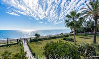 Appartement rénové en front de mer à vendre dans un complexe de plage méditerranéen avec vue panoramique sur la mer, sur la nouvelle Golden Mile entre Marbella et Estepona 49045 