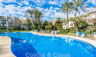 Appartement rénové en front de mer à vendre dans un complexe de plage méditerranéen avec vue panoramique sur la mer, sur la nouvelle Golden Mile entre Marbella et Estepona 49046 