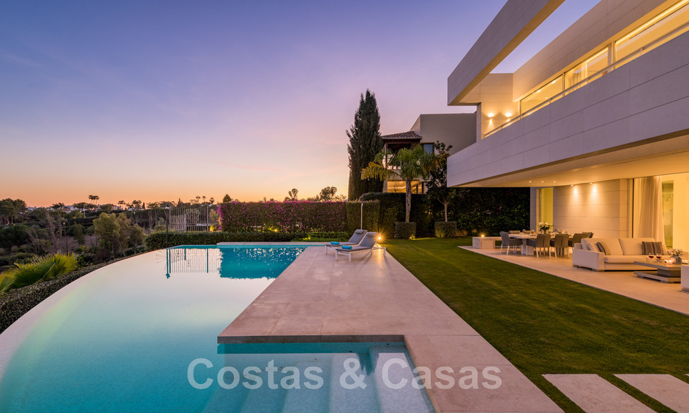 Villa de luxe en première ligne de golf, de style moderne et élégant, avec vue imprenable sur le golf et la mer, à vendre à Los Flamingos Golf resort à Marbella - Benahavis 48955