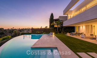 Villa de luxe en première ligne de golf, de style moderne et élégant, avec vue imprenable sur le golf et la mer, à vendre à Los Flamingos Golf resort à Marbella - Benahavis 48955 