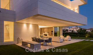 Villa de luxe en première ligne de golf, de style moderne et élégant, avec vue imprenable sur le golf et la mer, à vendre à Los Flamingos Golf resort à Marbella - Benahavis 48972 