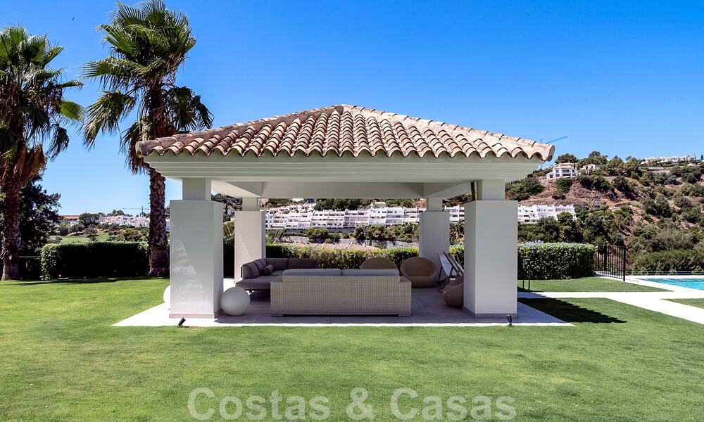 Élégante villa espagnole de luxe à vendre dans un quartier résidentiel protégé de La Quinta, Benahavis - Marbella 50457